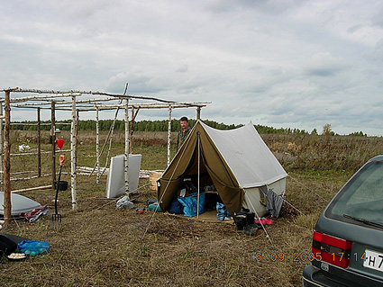 Палатка - летняя кухня.