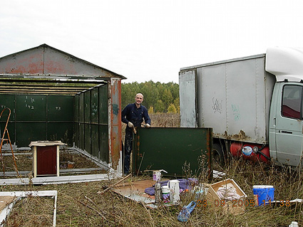 Евгений на своём участке (4-е поле) собирает многофункциональный гараж